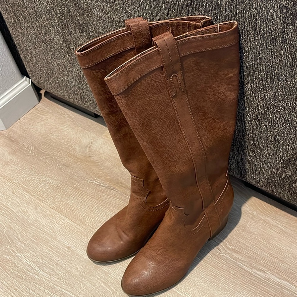 Faux leather riding boots in nearly new condition